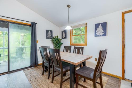 Lakefront Cottage W Fire Pit Grill Wifi & Deck