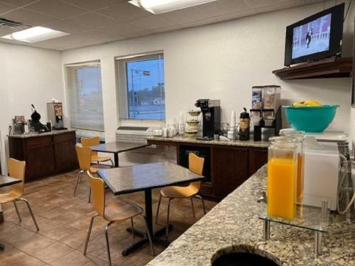 Hotel Posh Inn & Suites