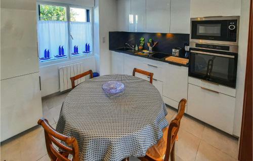 Beautiful Home In Saint-pierre-quiberon With 2 Bedrooms
