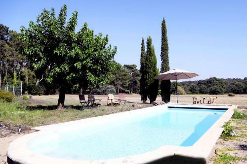85m With Garden In A Residence With Pool