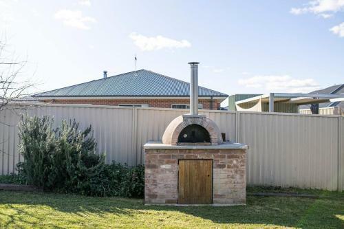 Entertainers Dream Fireplace Pizza Oven Wifi