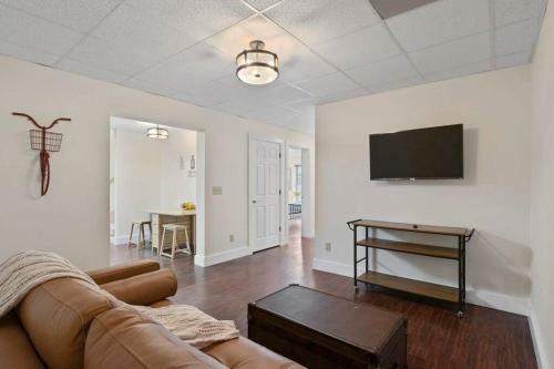 Cabin Near Downtown Avl- Hot Tub- Pet Friendly