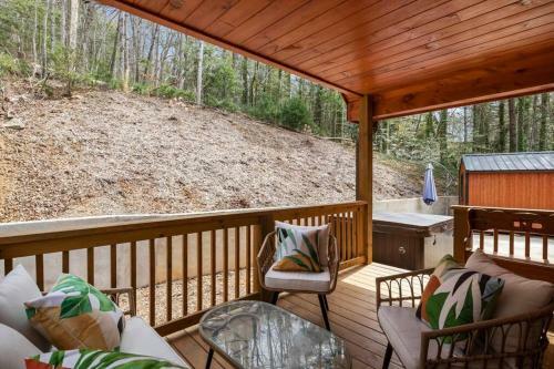Cabin Near Downtown Avl- Hot Tub- Pet Friendly