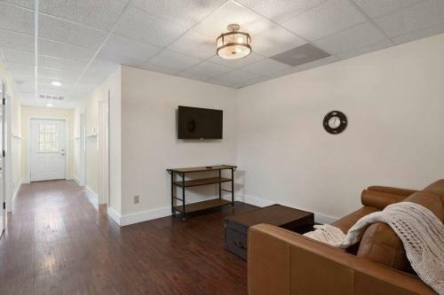 Cabin Near Downtown Avl- Hot Tub- Pet Friendly