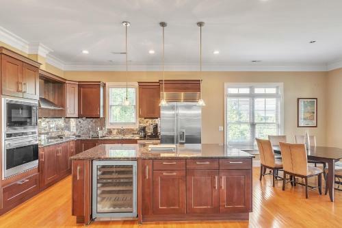 Spacious Home With 4 Master Suites In Quiet Community Home