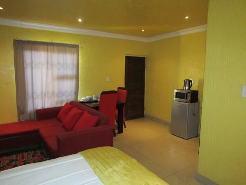 Hostal Phomolong Guest House Soweto