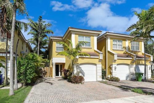 House With Pool Close To Shopping And Beach
