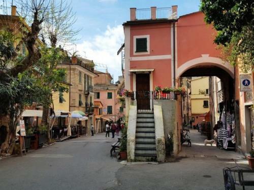 Classic Monterossino Apartment In Old Town