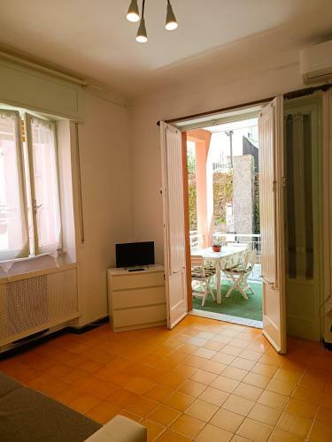 Classic Monterossino Apartment In Old Town