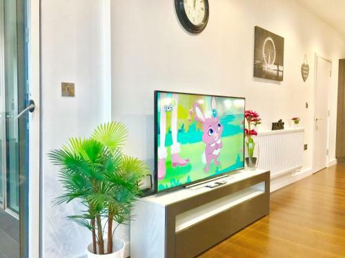 London Excel 2 Bedrooms River View Apartment