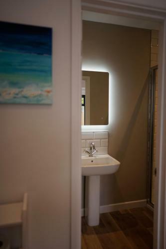 Jumble Cottage 4 Bed Home In Seaview