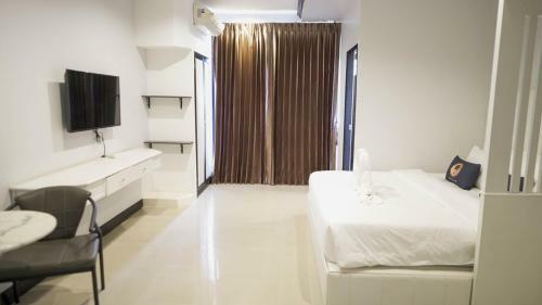 Hotel Roomquest Nichada Isb International