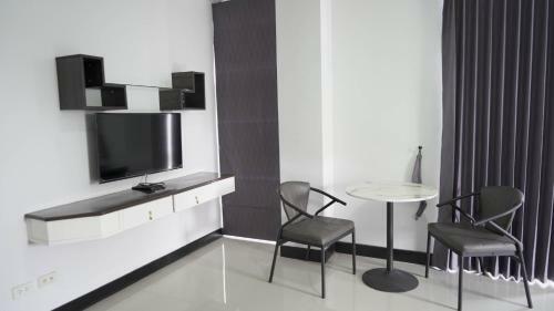 Hotel Roomquest Nichada Isb International
