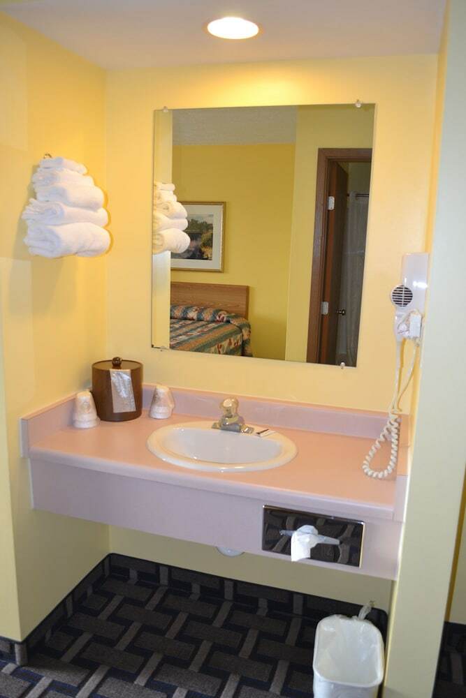 Hotel Sky Lodge Inn & Suites - Delavan