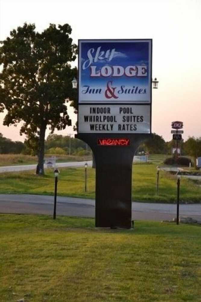 Hotel Sky Lodge Inn & Suites - Delavan