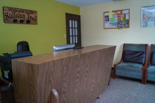 Motel Sullivan Trail Inn & Suites