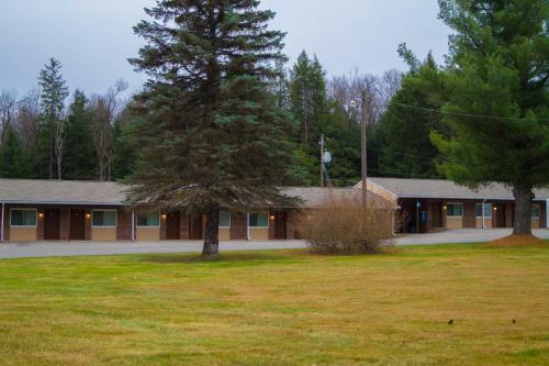 Motel Sullivan Trail Inn & Suites