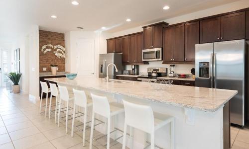 Stylish Sleek 9 Bdrm Home With Full Kitchen At Encore