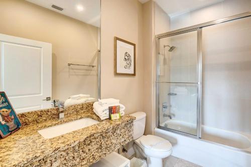Modern Townhome With Patio Less Than 2 Mi To Disney!