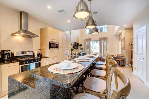 Modern Townhome With Patio Less Than 2 Mi To Disney!