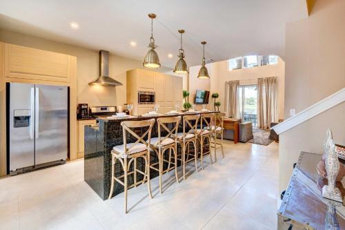 Modern Townhome With Patio Less Than 2 Mi To Disney!