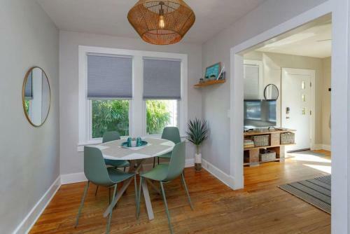 Charming 1br Vintage Treehouse Garage Apartment