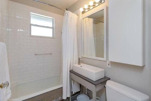 Charming 1br Vintage Treehouse Garage Apartment