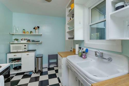 Charming 1br Vintage Treehouse Garage Apartment