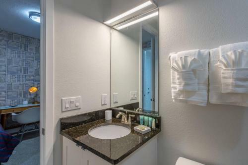 Comfy Modern House W Pool Perfect Location
