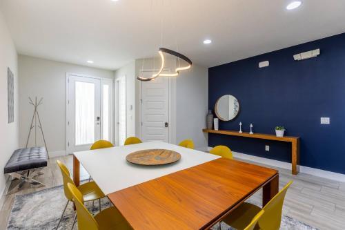 Comfy Modern House W Pool Perfect Location