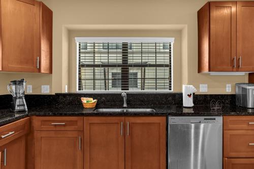 Luxury Townhome - 5 Minutes From Disney 8531