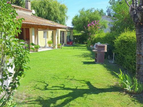 La Maison D � C�t�