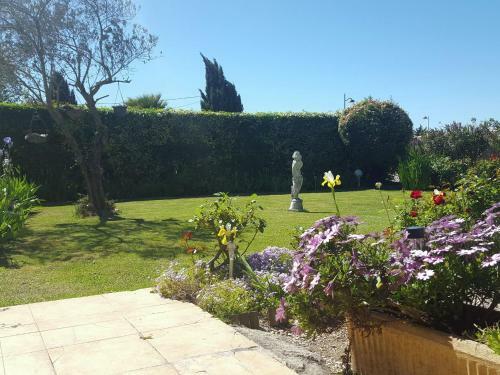 La Maison D � C�t�