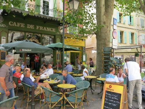 La Maison D � C�t�