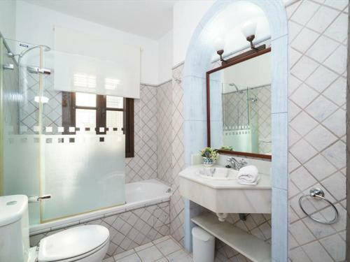 Villa Moraira, 4 Dormitorios, 8 Personas - Es-216-12