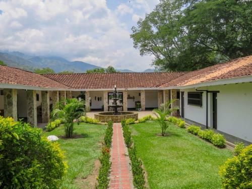 Hotel Familia Casa Blanca