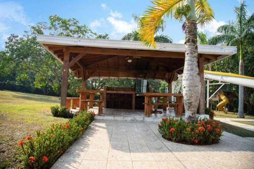 Villa De Lujo Con Piscina Y Tobog�n