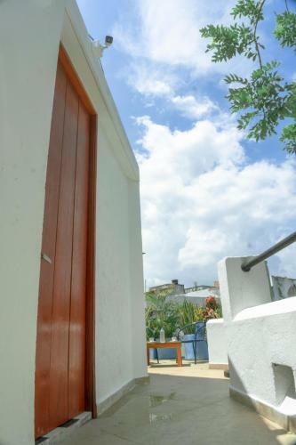 6 Bedroom Charming Colonial House With Pool