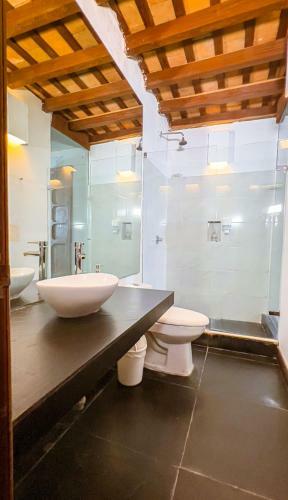 6 Bedroom Charming Colonial House With Pool