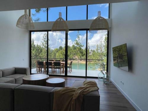 Aqua Guatap� - Lakeside Luxury Villa
