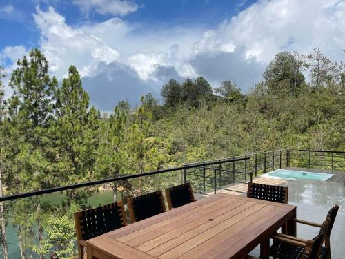 Aqua Guatap� - Lakeside Luxury Villa