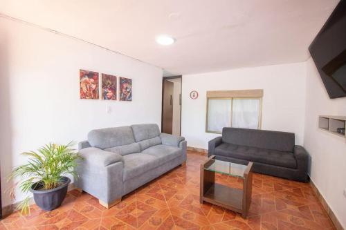 �casa Con Parqueadero! Hogare�a Y Vacacional