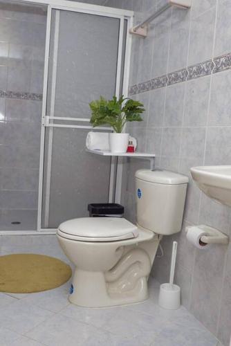 Casa Guayac�n, Llena De Vida, Con Parqueo Gratuito