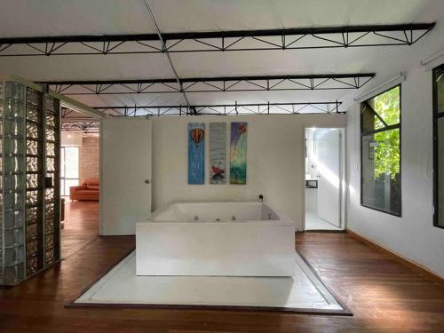 Espacioso Apartamento Con Jacuzzi En El Poblado