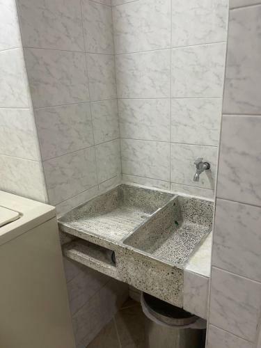 Aparta Estudio Comodo Y Amplio En Laureles