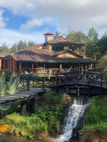 Lodge El Lago Hotel