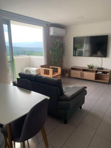 Apartamento Nuevo. Vista A Monta�as
