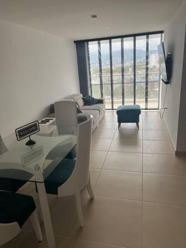 Modern Pent House Apartment, Close To Everything
