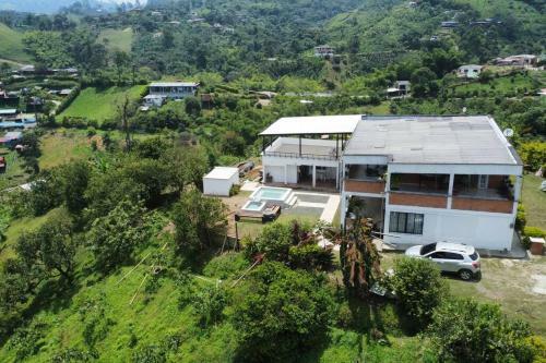 Villa Mercy, Finca Con Jacuzzi Cerca A Pereira