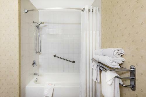 Hotel Ramada Inn & Suites